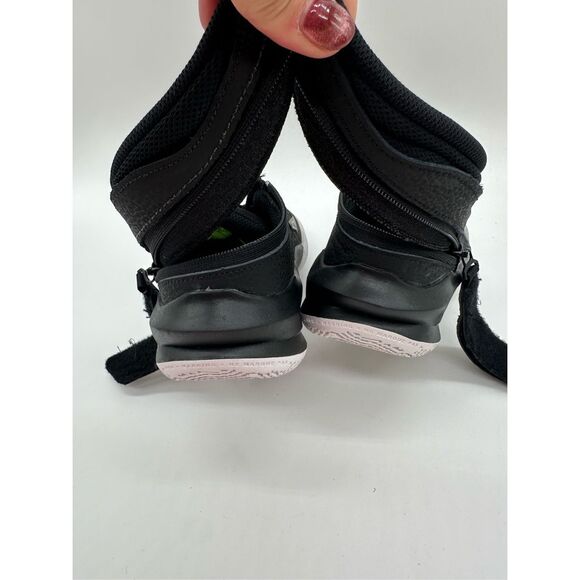 Nike Team Hustle D 11 Big Kids' Basketball Shoes Size 4 - Picture 8 of 8